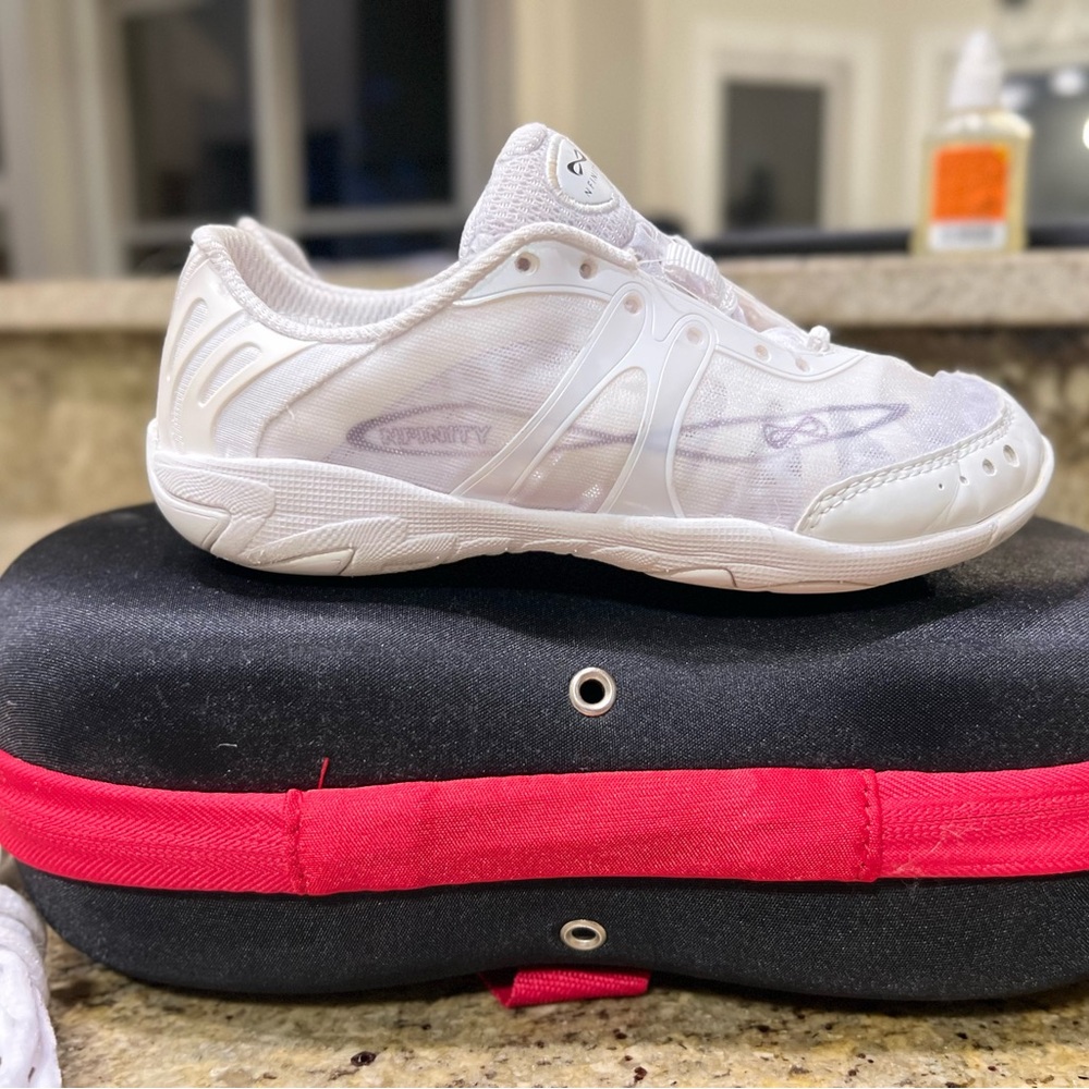 Nfinity Vengeance cheer shoes size y1